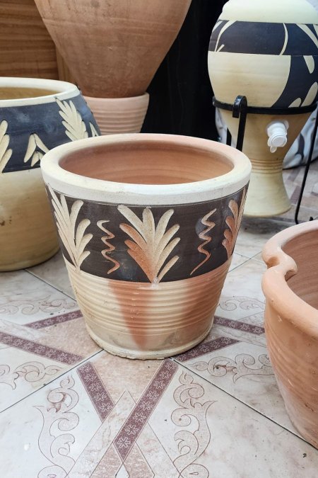 قصرية فخارية بنقوش داكنة محفورة يدوياً